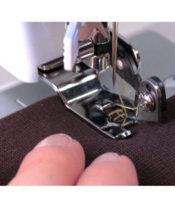 Tutorial Piedino Tagliacuci - Come utilizzare il piedino taglia e cuci  sulla macchina da cucire 