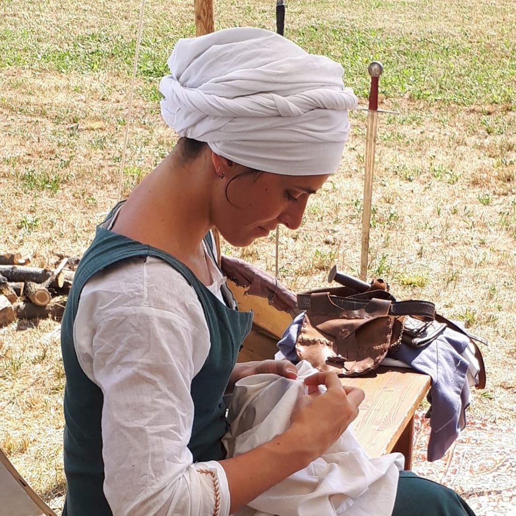 Máquina de coser el aprendiz sobre alfileres